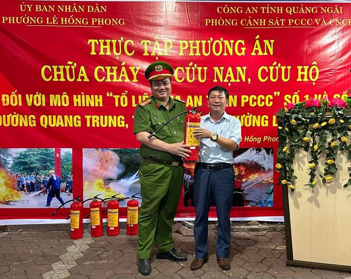UBND phường Lê Hồng Phong tổ chức thực tập PACC và CNCH đối với Tổ liên gia an toàn PCCC số 1 và số 2 đường Quang Trung, tổ dân phố 2, phường Lê Hồng Phong.