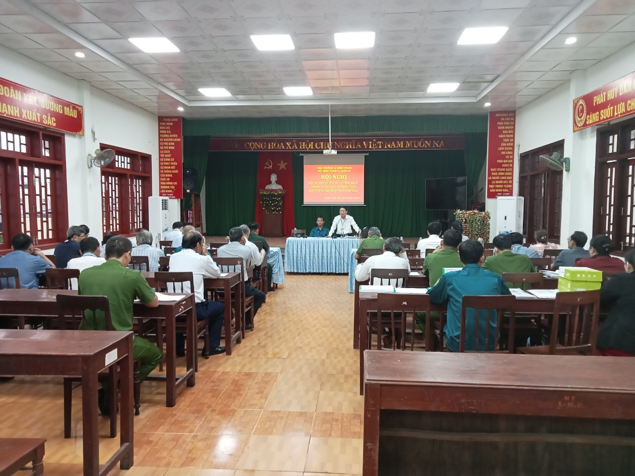 HĐNVQS phường Lê Hồng Phong tổ chức Hội nghị xét duyệt chính trị, chính sách trong công tác tuyển chọn gọi công dân nhập ngũ năm 2024.