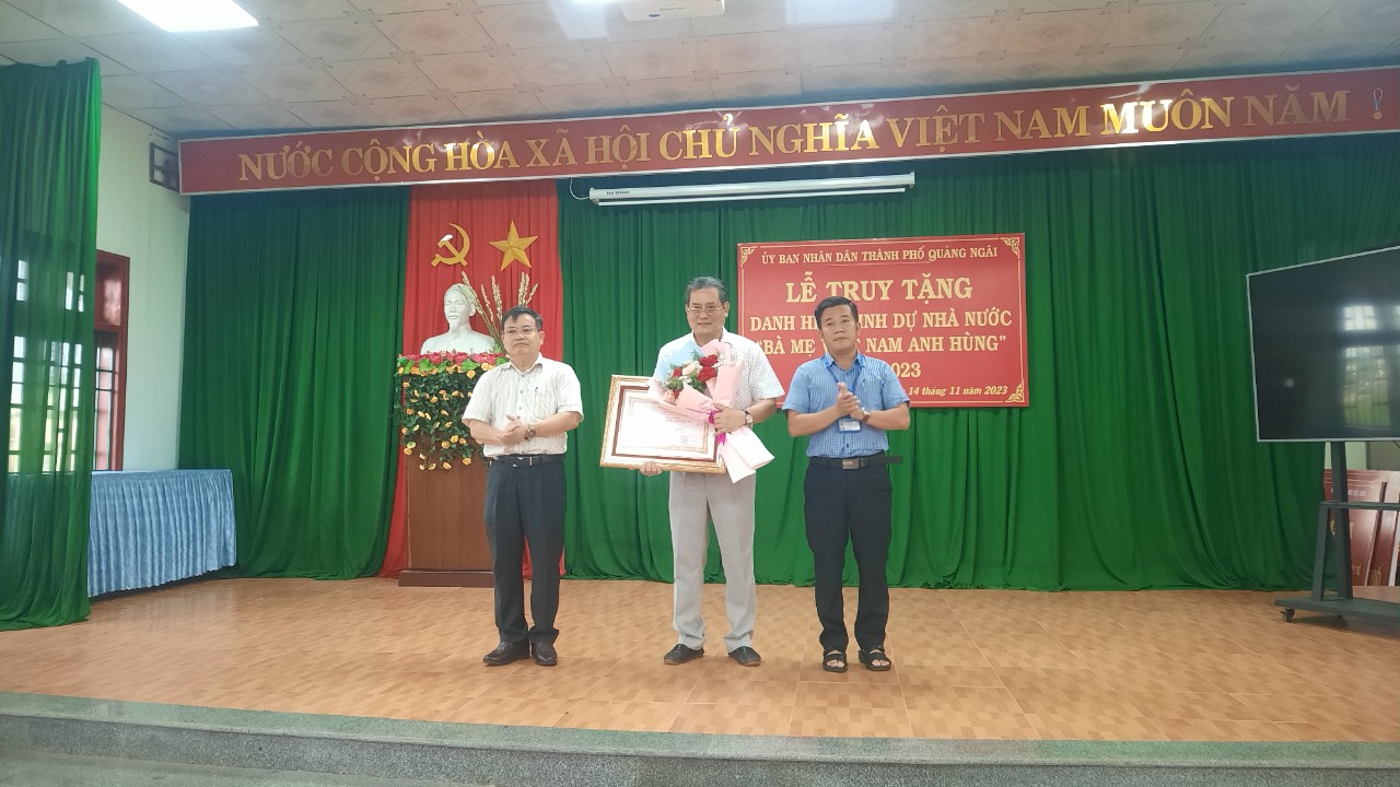 UBND thành phố Quảng Ngãi tổ chức Lễ truy tặng danh hiệu vinh dự nhà nước “Bà mẹ Việt Nam Anh hùng” năm 2023 tại UBND phường Lê Hồng Phong.