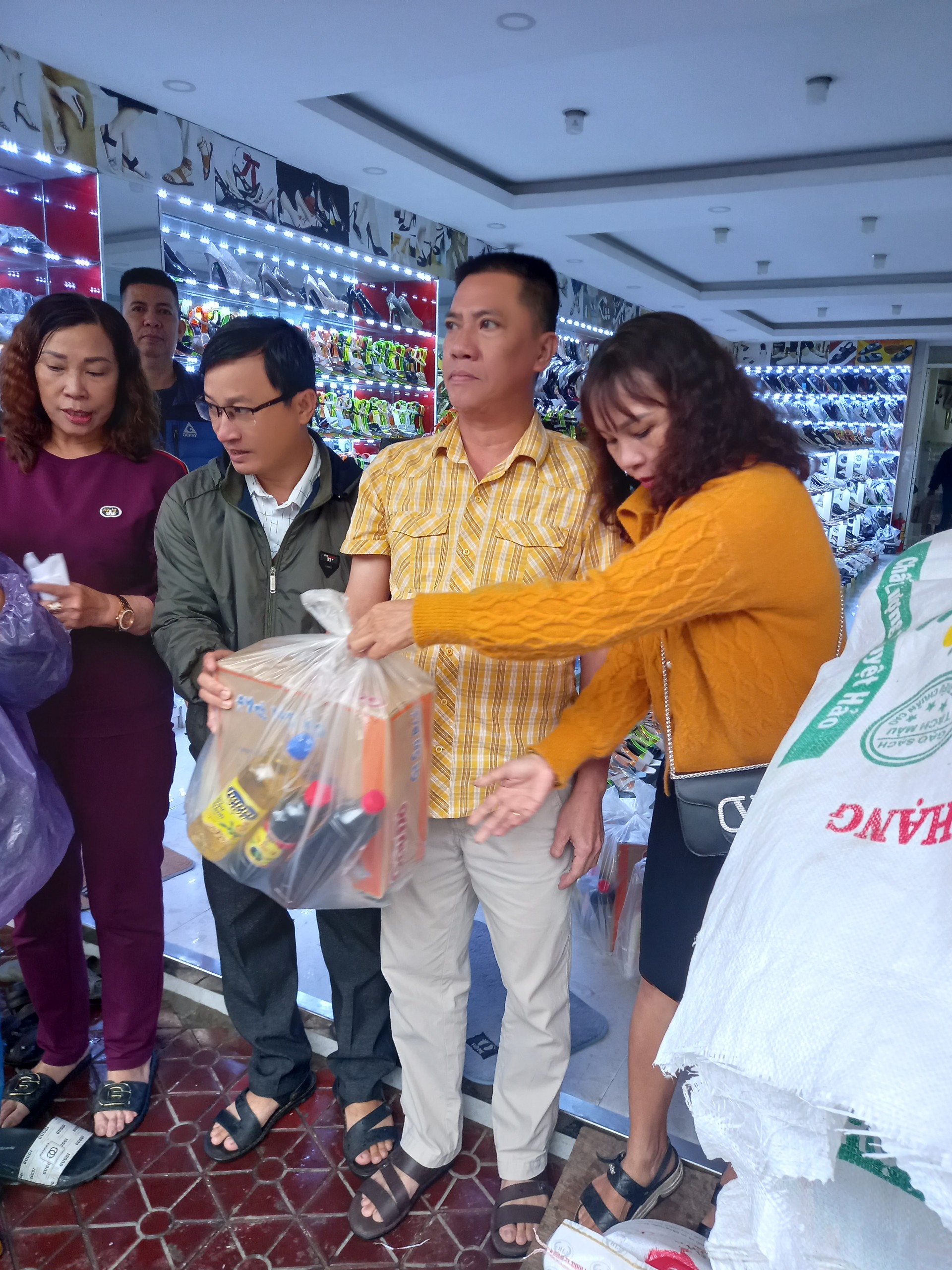 Sáng ngày 25/01/2024, hộ gia đình ông Vương Trí Minh Hiền tổ dân phố 2, phường Lê Hồng Phong đã trực tiếp trao tặng 200 suất quà cho hộ nghèo, hộ cận nghèo, hộ có hoàn cảnh đặc biệt khó khăn ở địa phương.