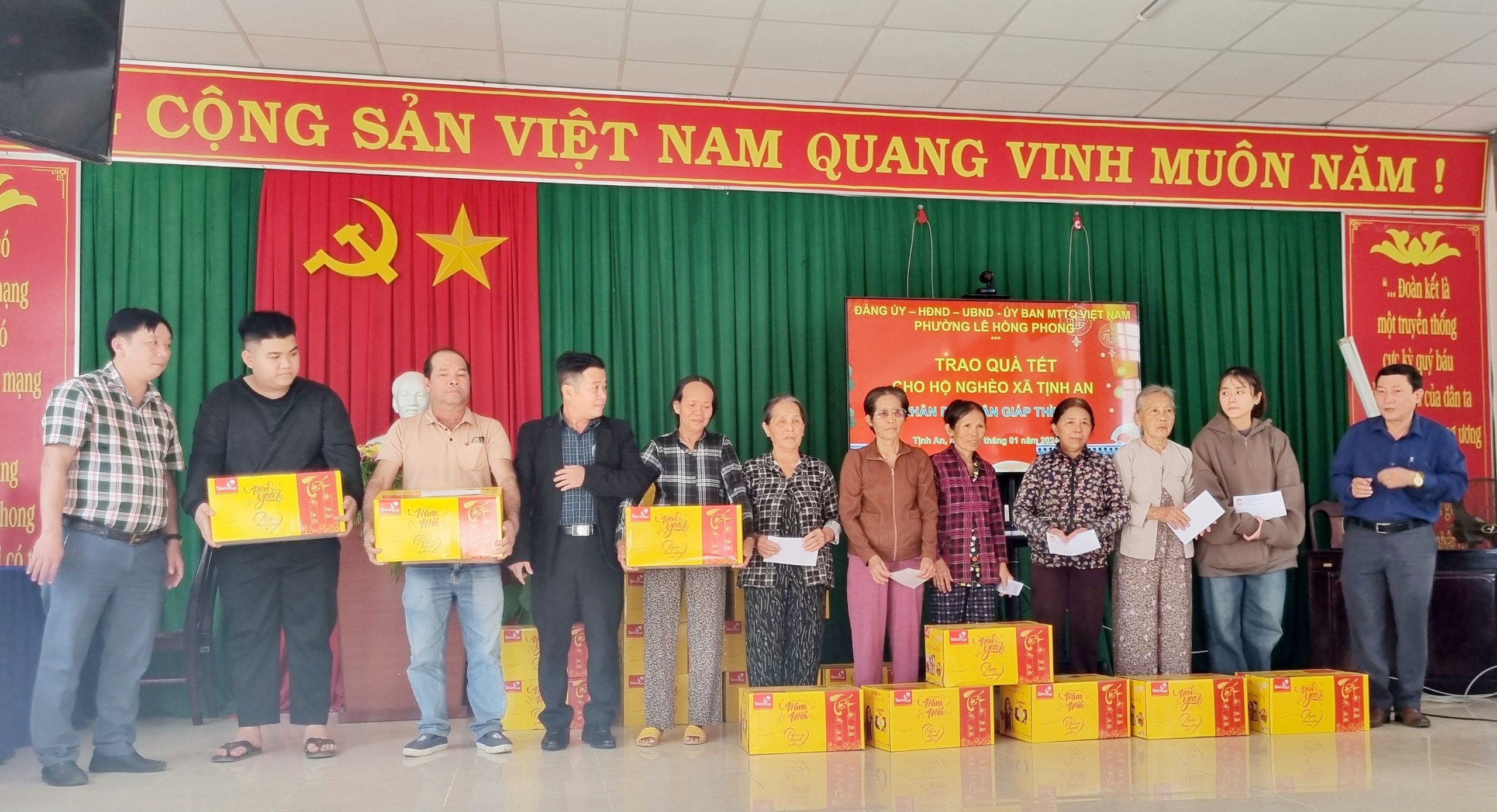 Chiều ngày 31/01/2024 phường Lê Hồng Phong tổ chức Đoàn công tác thăm đơn vị xã Tịnh An và trao tặng quà cho các hộ nghèo nhân dịp tết nguyên đán Giáp Thìn 2024