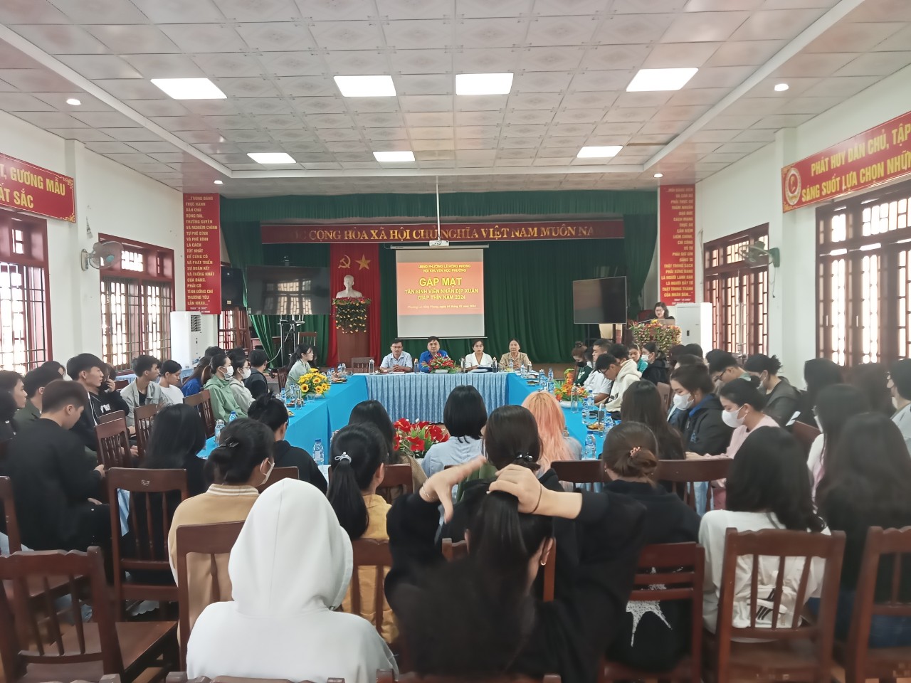 Hội Khuyến học phường Lê Hồng Phong tổ chức gặp mặt các tân sinh viên năm 2023 đang sinh sống trên địa bàn phường nhân dịp tết Giáp Thìn 2024